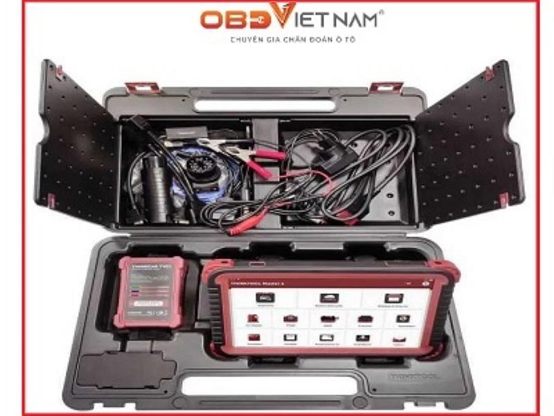 Ky thuat vien Garage Auto Speedy dang kiem tra va chan doan loi he thong buom ga dien tu bang may chan doan chuyen dung